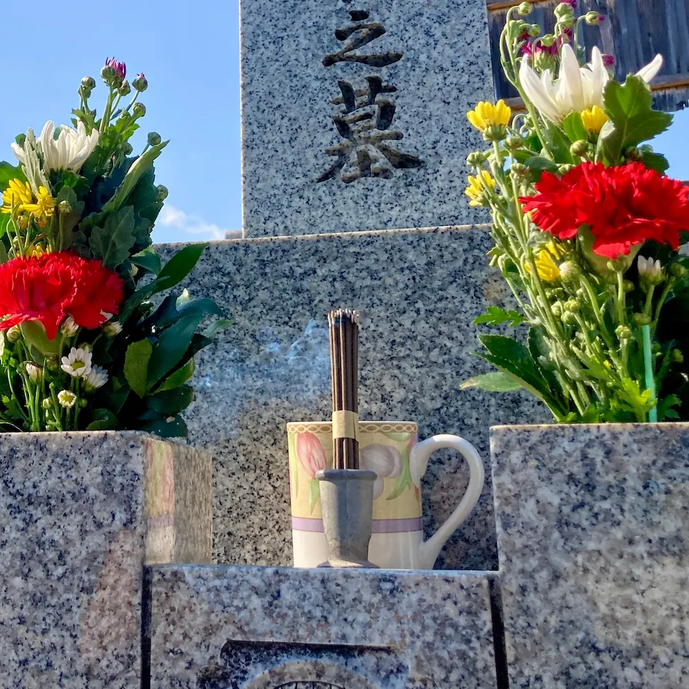 お花・お線香・お供えも込みの様子